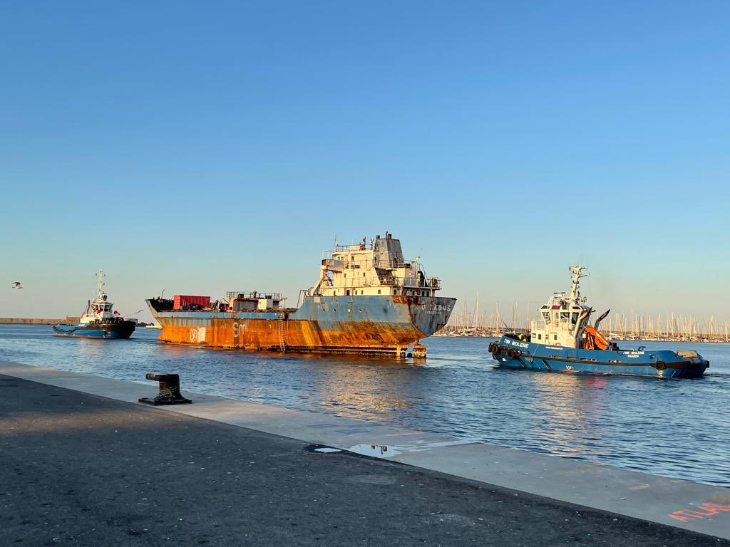 Je tiens à féliciter les équipes de la Région <a href="/Occitanie/">Région Occitanie</a>, qui ont préparé pendant des mois cette opération délicate, ainsi que la capitainerie, les pilotes lamaneurs et les remorqueurs du <a href="/PortdeSete/">Port De Sete</a> qui, avec implication et professionnalisme, ont réussi de cette opération.