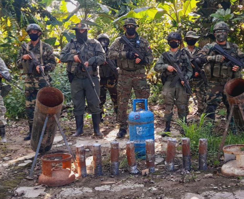 FANB en ejercicio de nuestra soberanía, patrulla los ejes transfronterizos limpiando nuestro territorio nacional de cualquier vestigio de actividades de invasiones ilegales. Venezuela es territorio de paz !