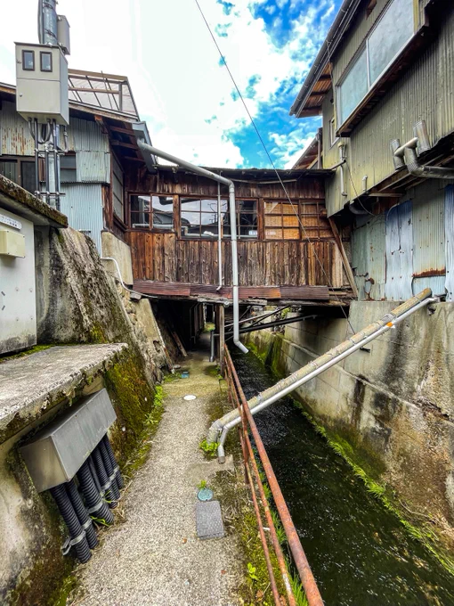 あらためて今回一人旅で行った岐阜県飛騨金山の「筋骨めぐり」がヤバかったのでこういうの好きな人に届いてほしいツイート。筋骨とは飛騨地方で「細い路地が迷路のように絡み合っている公道(ココ重要)」のことで、この写真すべて公道なので許可無く歩き回れます。異世界に迷い込んだ気分になれる。 