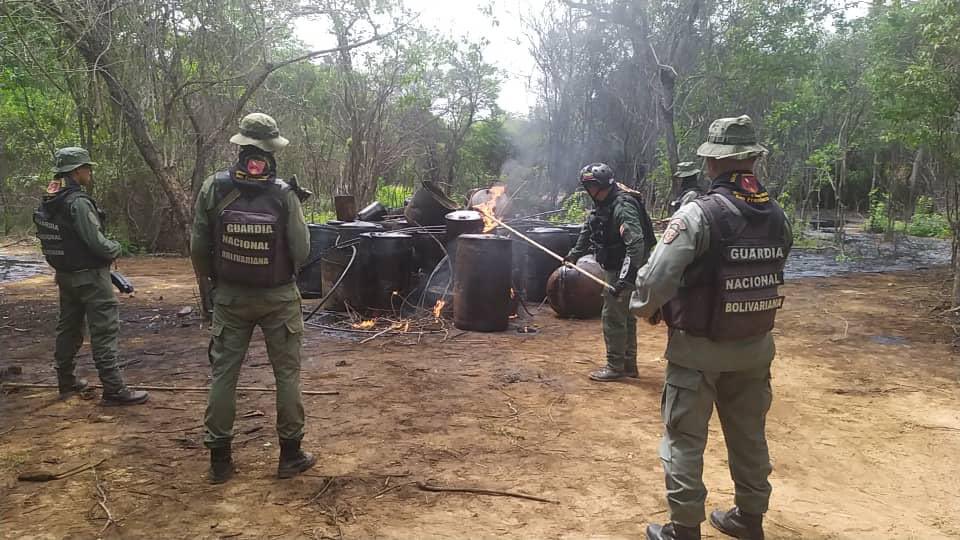 En labores de patrullaje en el municipio Mara del estado Zulia, FANB localiza y destruye  centro clandestino de procesamiento de combustible artesanal.