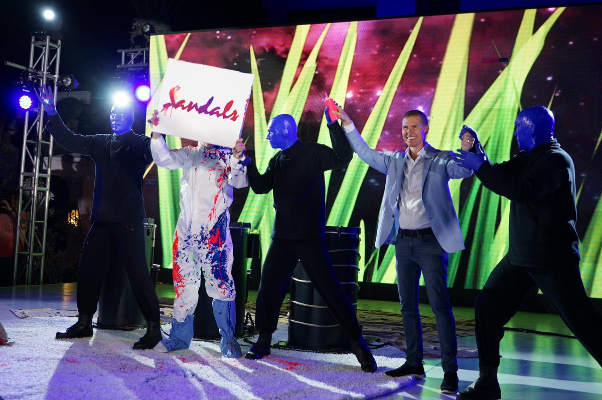 🎨 @AdamStewart joined @bluemangroup on stage to create a work of art for @SandalsResorts. #sandalsroyalcuracao