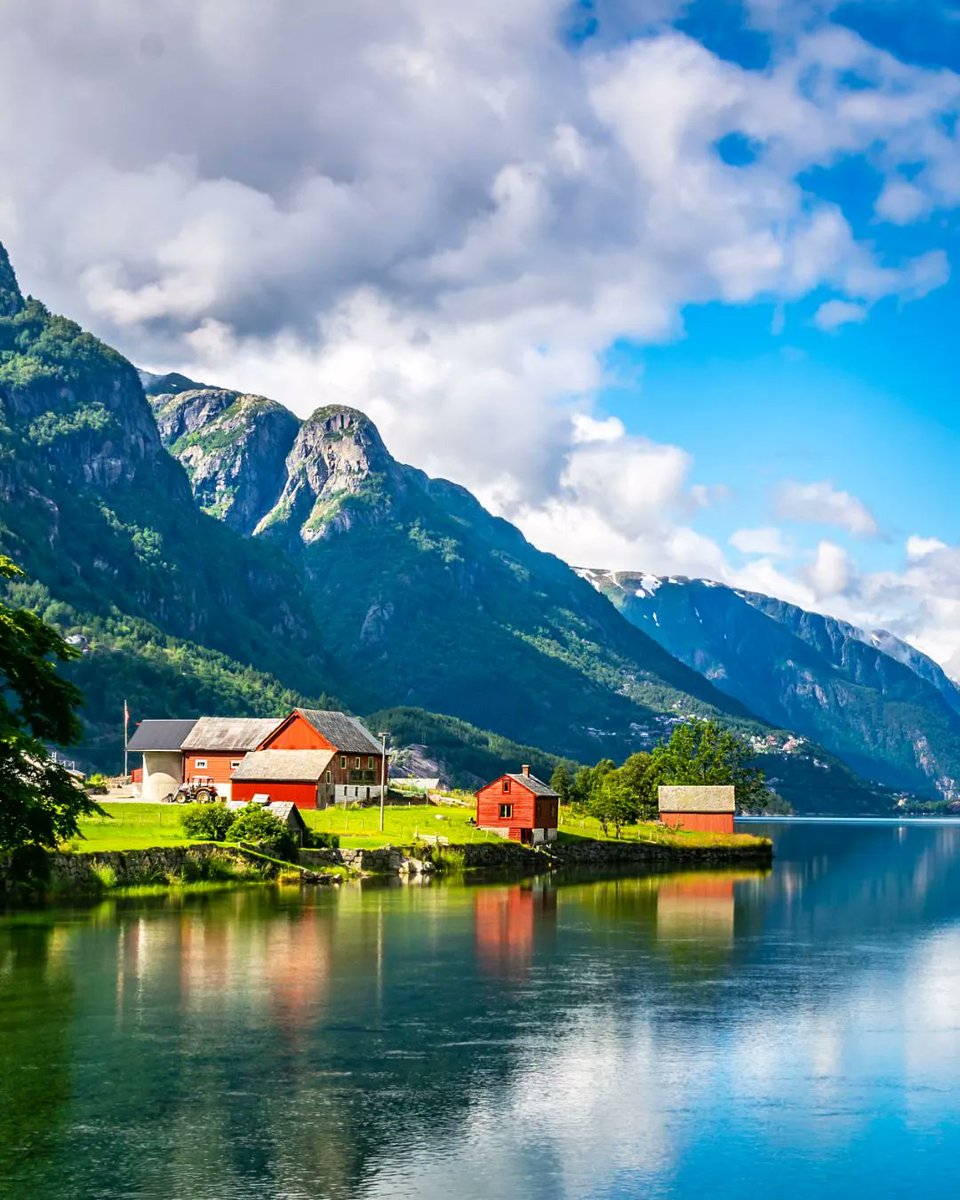 SuperYachtsMC's tweet image. Available in Norway due to last minute cancellation! 

Available from 2nd – 21st July in Stavanger/Bergen Norway  
Charter from EUR 155,000 – 165,000 per week 

Contact @SuperYachtsMC to secure booking

#teleost #superyachtmonaco #superyacht #charter #charterayacht