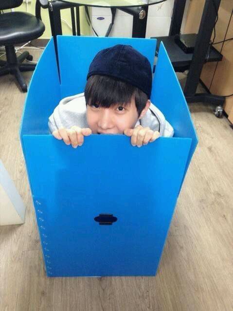 ENCHANTIINGTAe's tweet photo. hoseok in the box https://t.co/ck33Wl6MZB