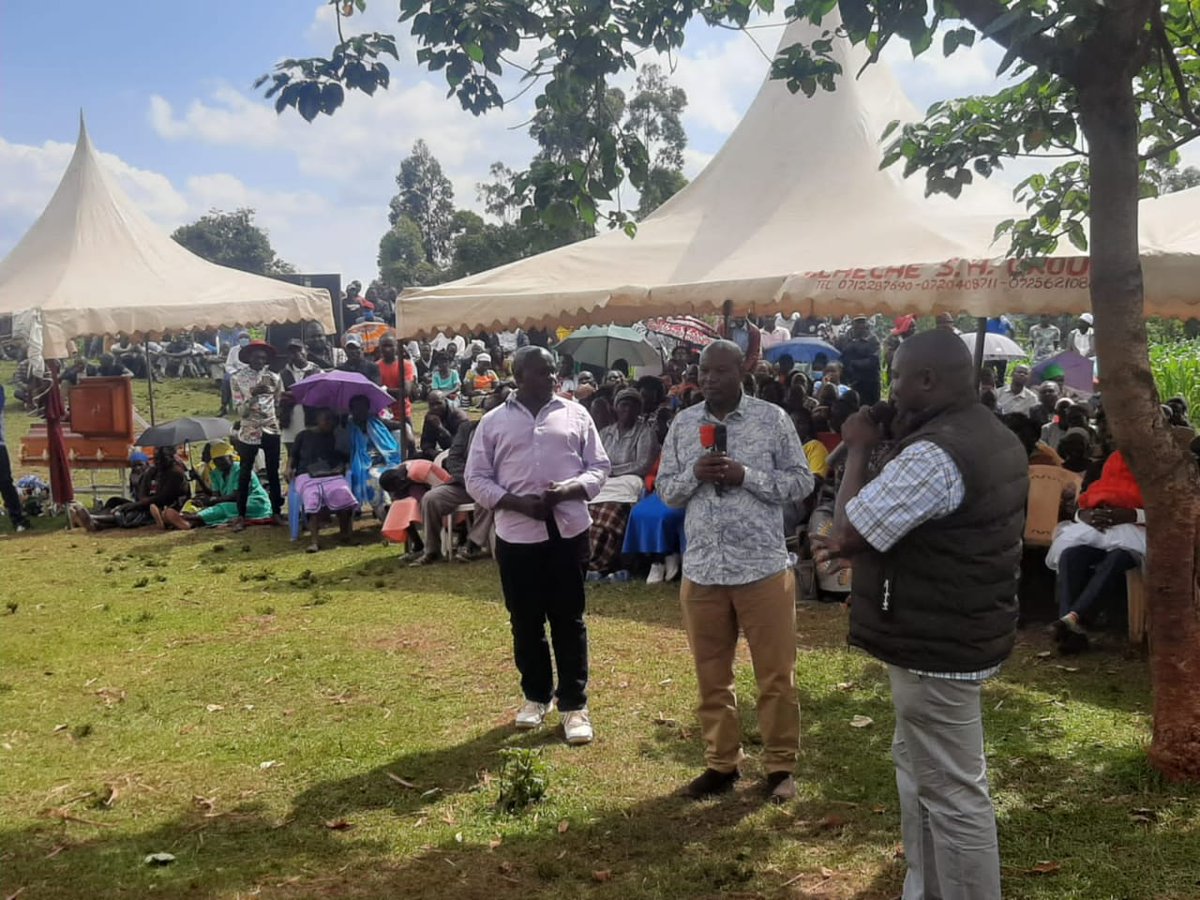 I joined my party leader Hon Cyrus Jirongo in condoling with the family of Bishop Joseph Bronns Butuya following the death of her beloved wife Flora Butiya in Angayu, Chekalini Ward.

#LugariNiBL
#KakamegaNiCJ
#Inawezekana