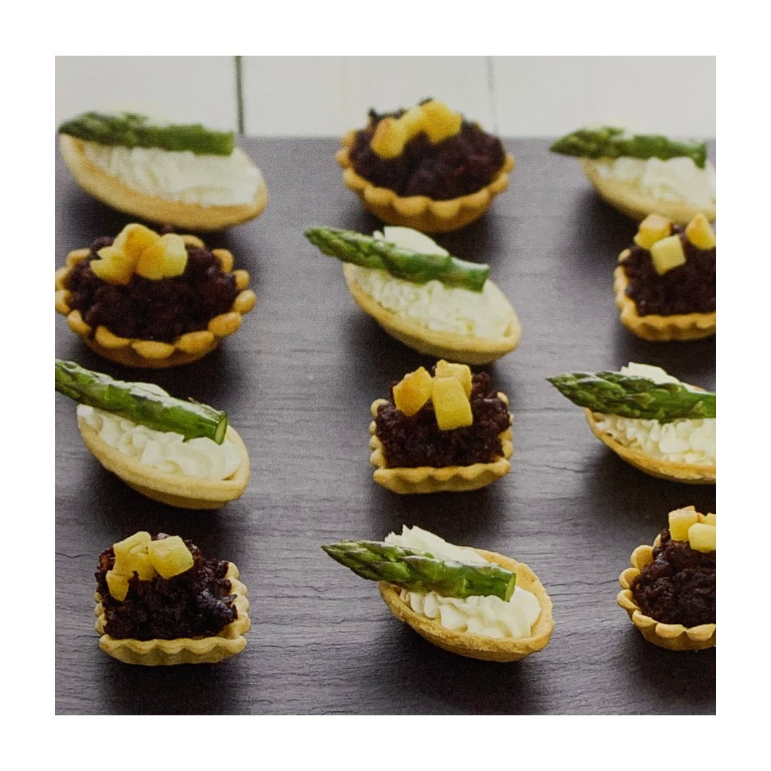 🌸milhojas🌸 (@milhojas_bcn) on Twitter photo ‘RECETAS DE FIESTA’, de <a href="/webosfritos/">Su, de webos fritos</a> y <a href="/srwebos/">Jesús Cerezo</a>, nos propone 70 recetas con las que agasajar en cualquier celebración.
Lo encontrarás en Milhojas💕
#EnriqueGranados70 ‘RECETAS DE FIESTA’, de <a href="/webosfritos/">Su, de webos fritos</a> y <a href="/srwebos/">Jesús Cerezo</a>, nos propone 70 recetas con las que agasajar en cualquier celebración.
Lo encontrarás en Milhojas💕
#EnriqueGranados70