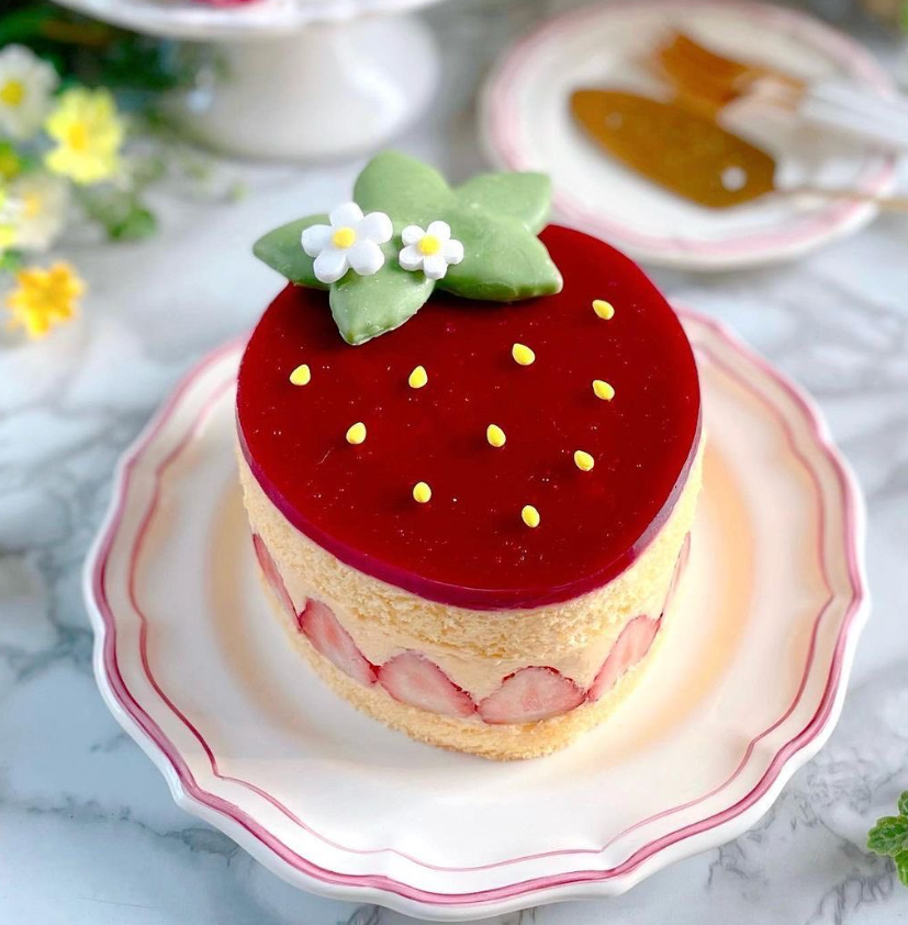 daily_dolce's tweet image. The cutest strawberry cake 🍓 made by bellbell.vavi