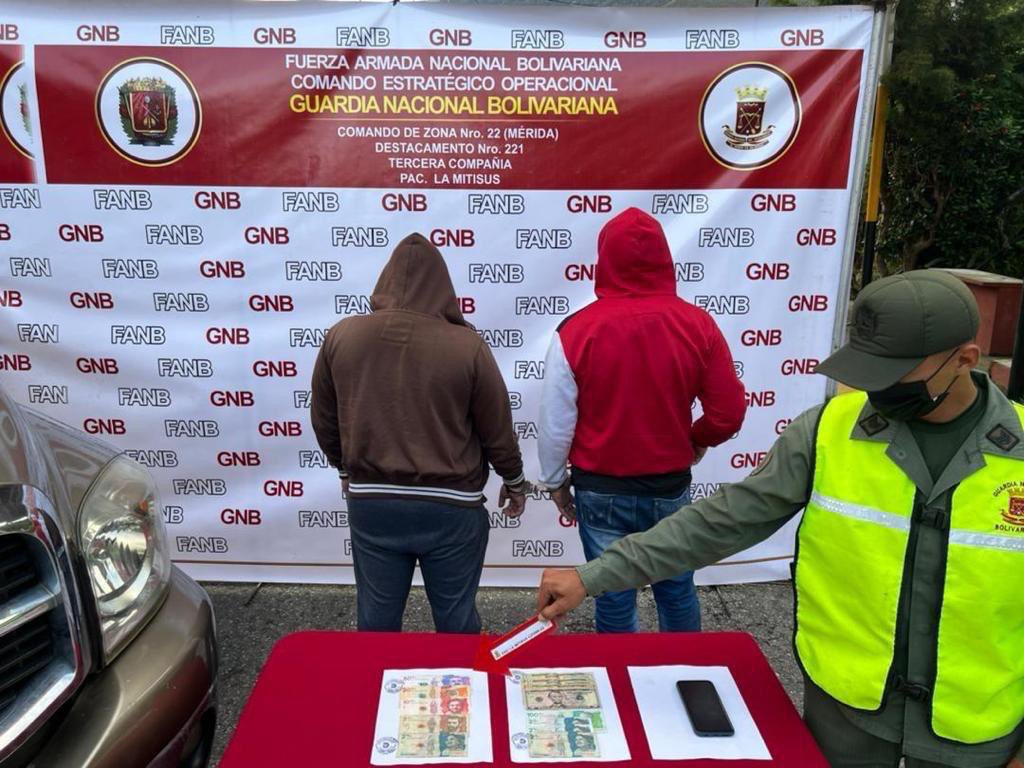dhernandezlarez's tweet photo. En la ciudad de Mérida en PAC de seguridad, efectivos de nuestra FANB detienen 2 individuos asociados a grupos narcotraficantes con 8 kg de drogas ocultos en un vehículo. FANB en la lucha frontal contra el narcotráfico. https://t.co/iaGoIUbFkq