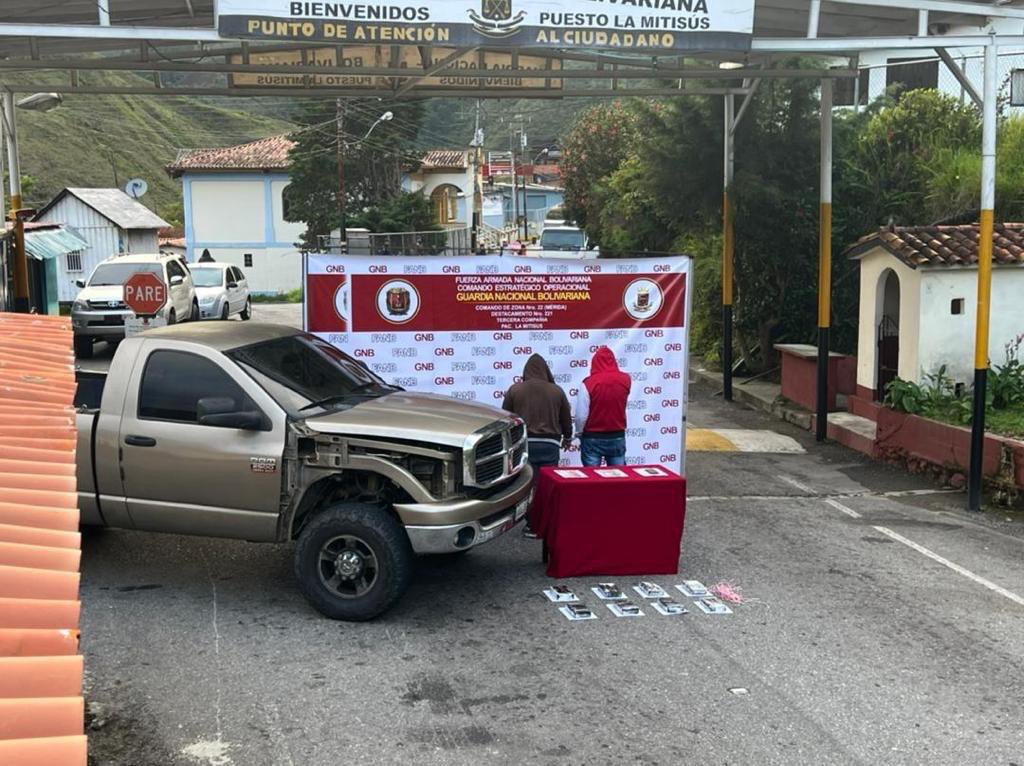 dhernandezlarez's tweet photo. En la ciudad de Mérida en PAC de seguridad, efectivos de nuestra FANB detienen 2 individuos asociados a grupos narcotraficantes con 8 kg de drogas ocultos en un vehículo. FANB en la lucha frontal contra el narcotráfico. https://t.co/iaGoIUbFkq