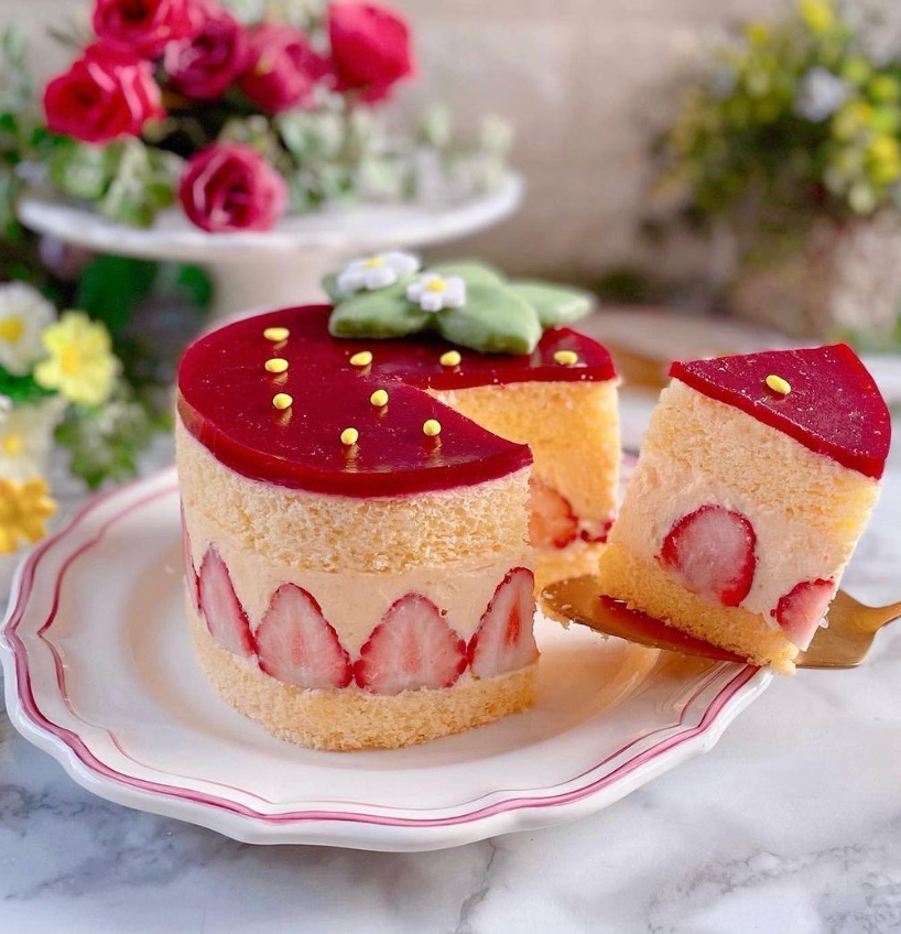 daily_dolce's tweet image. The cutest strawberry cake 🍓 made by bellbell.vavi