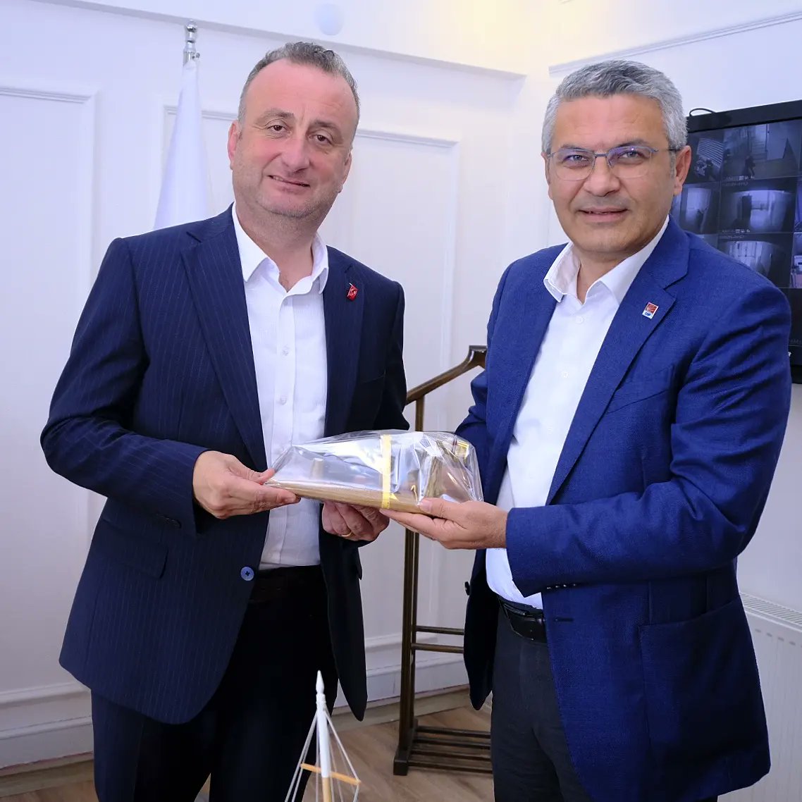 barisayhan57's tweet photo. Genel Başkan Yardımcımız Oğuz Kaan Salıcı’yı Belediyemizde ağırladık, günün anısına hediyelerimizi takdim ettik. Nazik ziyaretleri için kendilerine teşekkür ediyorum. https://t.co/WLClxsY90D