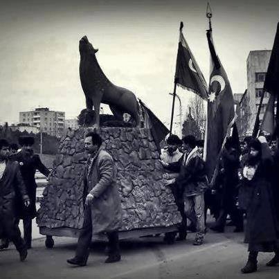 Sovyet tanklarının önüne Bozkurt heykeliyle çıkan, Azerbaycan Türkleri... 1990/Bakü