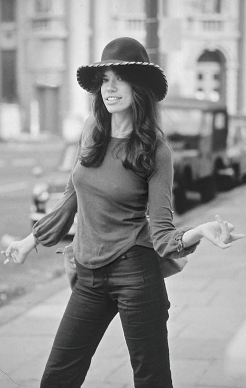 Happy 77th birthday to the incredible Carly Simon, who was born on this day in 1945. 