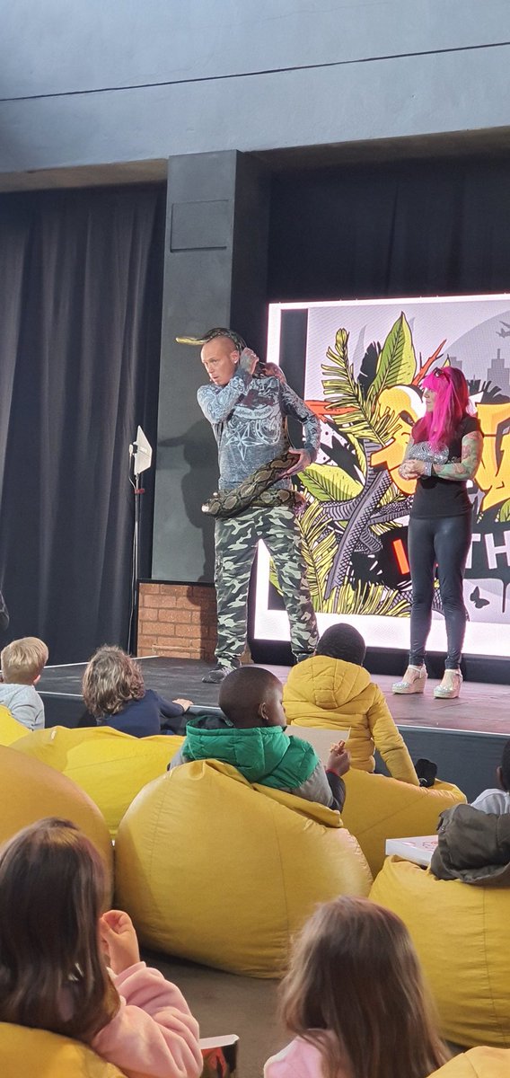 This is #snakesinthecity I'm not nervous... you are 🪱😳
#SaturdayVibes 
#snake