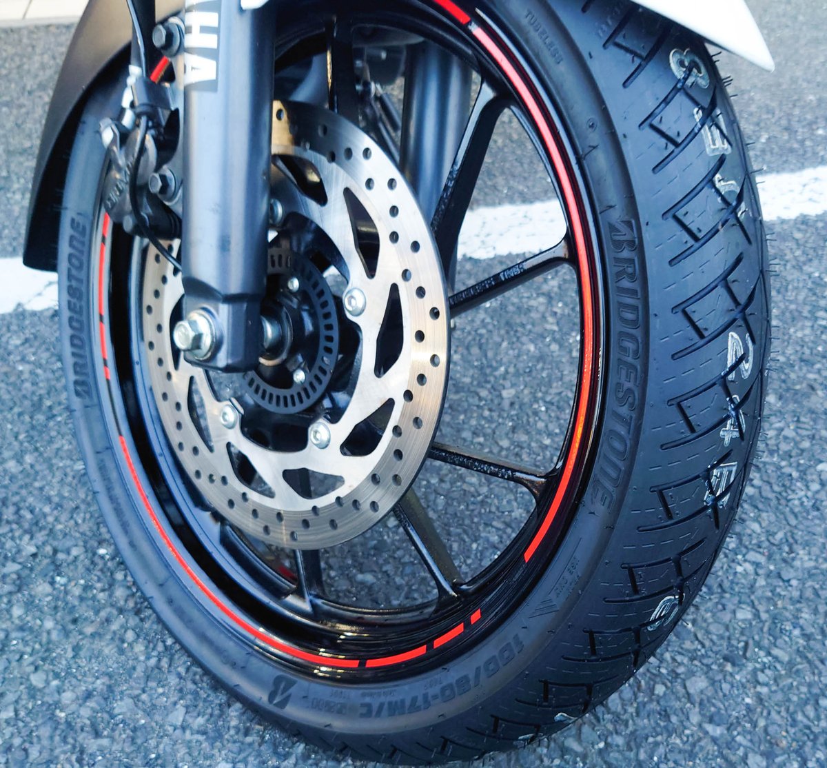 Itachiman9999's tweet photo. 本日夕方やっと待望のタイヤ交換が完了しました。どれくらい乗り味が変わるのか・・。このタイヤ結構固いらしいく最初は慎重にと販売店から助言を頂きましたので、まず明日はじっくりと皮むきをします。
#FZS25
#FZ25
#ブリヂストン https://t.co/sQgKYgEUEr