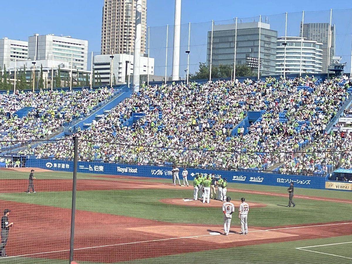noteme50's tweet photo. 暑かった〜！

今日は、ヤクルト✖️巨人戦を見に行ってました😊

荒れた試合で面白かったよ。
試合後は、神宮のグランドにも入れました😍💕 https://t.co/KPlu3EyfM4