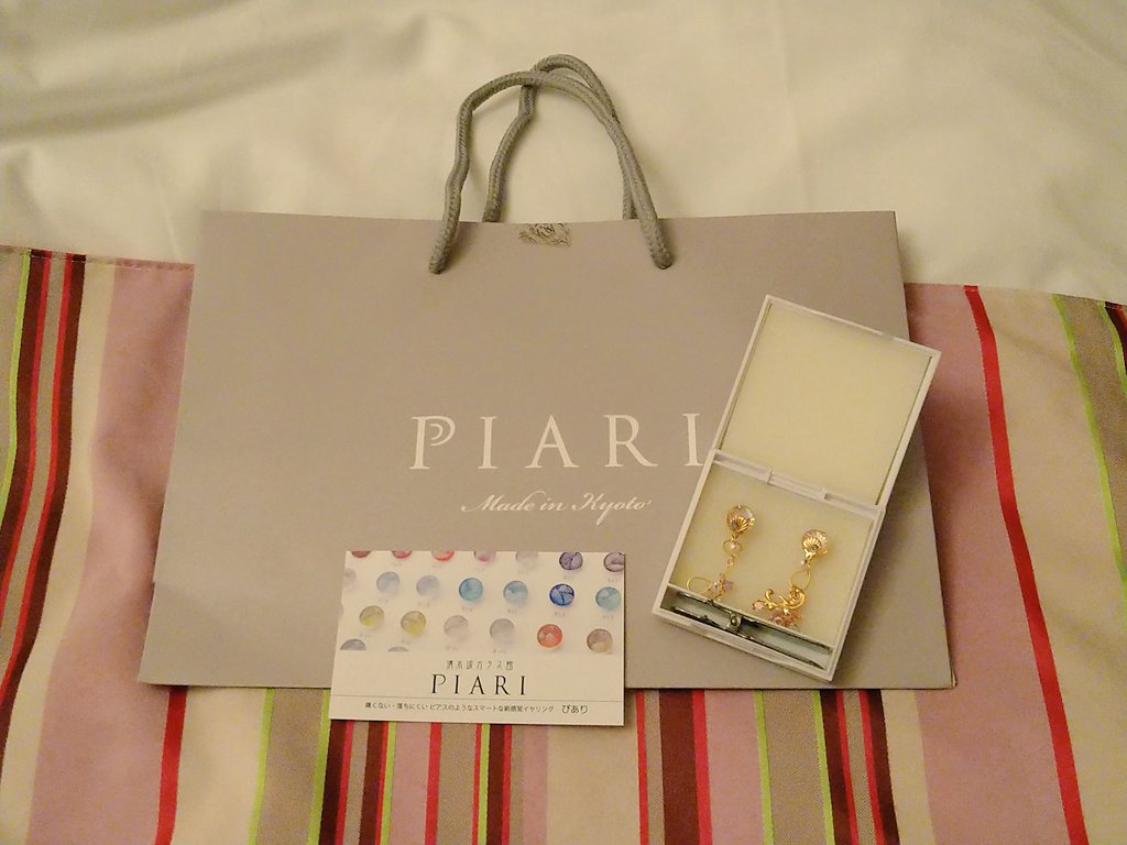 plumeria_kei's tweet photo. ヴァイオレット・エヴァーガーデンのグッズとぴありのイヤリング♡
ぴありはやっと店舗に行けた✨
めちゃめちゃ繊細なデザインがスゴく好き♡写真の『乙姫』と『夜顔』に一目惚れした(՞ . .՞)♡夜顔は後日お家に届くから楽しみ🍀
#清水坂ガラス館
#PIARI
#ガーデンミュージアム比叡 https://t.co/mW5EyfUXgN