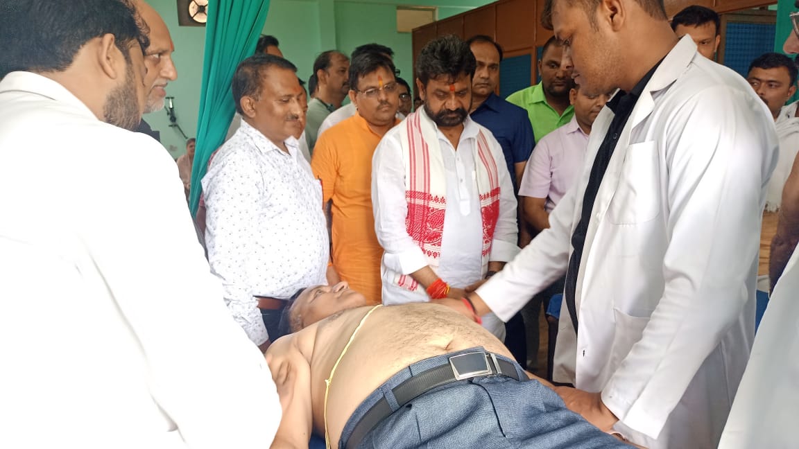 VdSaurav's tweet photo. आज शान्ति आयुर्वेदिक मेडिकल कालेज एंड हॉस्पिटल,बलिया में डॉ० दयाशंकर मिश्र 'दयालु' जी (आयुष मंत्री उ० प्र० सरकार) का आगमन हुआ। छात्रों से व्यक्तिगत संवाद करते हुए शिक्षा की गुणवत्ता एवं आदरणीय प्रधानमंत्री जी के द्वारा आयुर्वेद के प्रति प्रयासों को सांझा किया । @dayalugurubjp https://t.co/IpJMv1ss7Y