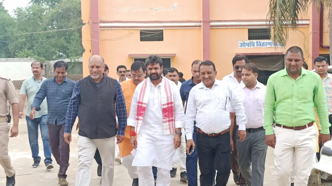 VdSaurav's tweet photo. आज शान्ति आयुर्वेदिक मेडिकल कालेज एंड हॉस्पिटल,बलिया में डॉ० दयाशंकर मिश्र 'दयालु' जी (आयुष मंत्री उ० प्र० सरकार) का आगमन हुआ। छात्रों से व्यक्तिगत संवाद करते हुए शिक्षा की गुणवत्ता एवं आदरणीय प्रधानमंत्री जी के द्वारा आयुर्वेद के प्रति प्रयासों को सांझा किया । @dayalugurubjp https://t.co/IpJMv1ss7Y