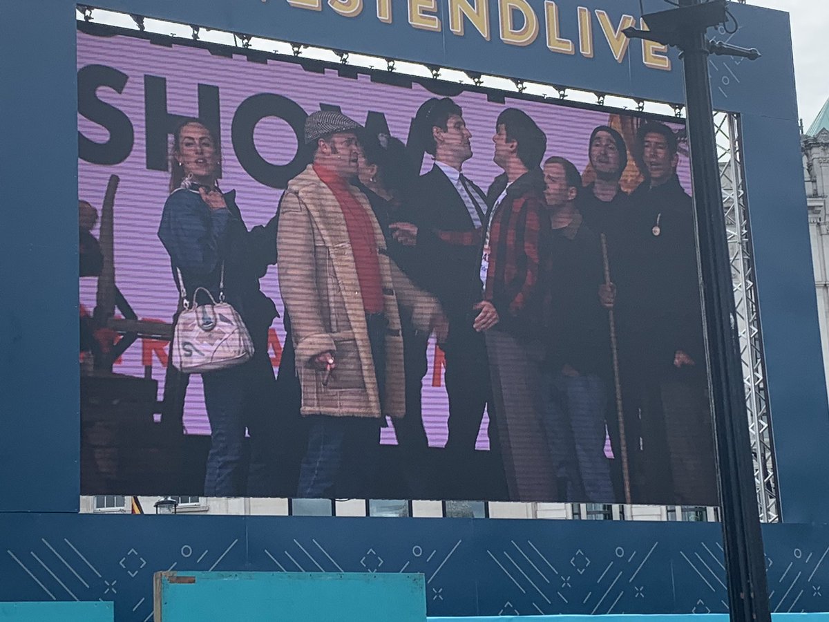 LisaBridge123's tweet image. Sharon just checking out the crowds at @WestEndLIVE - Cushty!!!!!!
