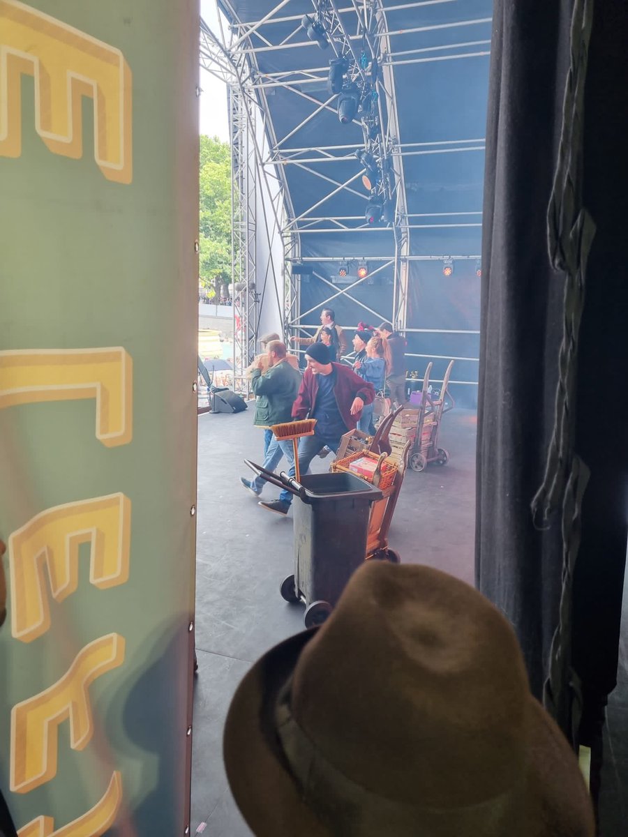 LisaBridge123's tweet image. Sharon just checking out the crowds at @WestEndLIVE - Cushty!!!!!!