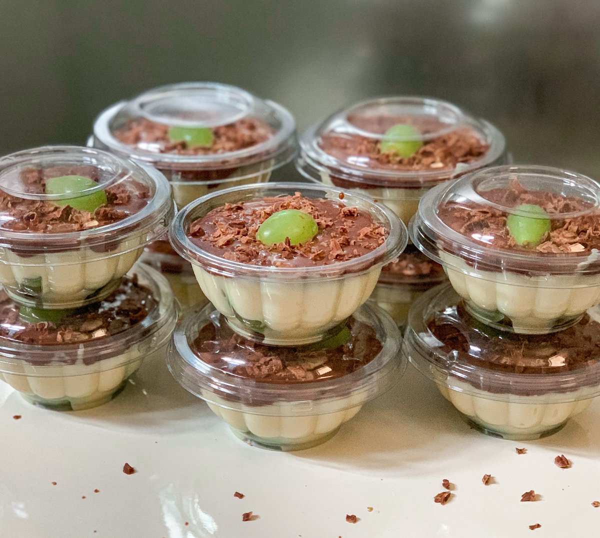 O queridinho está de volta pra matar sua vontade de doce esse fim de semana 🤤😋
.
Bombom no pote sabor uva 🍇 
• nele tem uva, creme de ninho e ganache de chocolate•
.
💰R$7,00
.
Compre via DM 📲