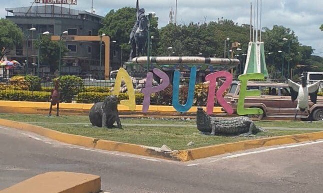JauaMiranda's tweet photo. Cruzando el Puente María Nieves, sobre el Río Apure y un torbellino de recuerdos y sentimientos nos abraza. ¡Viva Chávez cará! Por estos caminos anduvimos juntos, yo sigo andando el camino de Chávez, llano adentro, horizonte abierto hacia el porvenir. https://t.co/AiuHwvfqIF