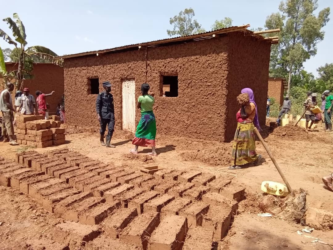 Rukumbel Sector/ Ngoma District 
None kuwa 25.06.2022 abaturage bakoze umuganda wo kubakira abatishoboye , gukora imihanda y'imigemderano .
Baganirijwe ku ibarura rusange ,isuku n'Imihigo.
<a href="/NgomaDistrict/">Ngoma District</a> 
<a href="/RwandaEast/">𝐄𝐚𝐬𝐭𝐞𝐫𝐧 𝐏𝐫𝐨𝐯𝐢𝐧𝐜𝐞 | 𝐑𝐰𝐚𝐧𝐝𝐚</a>