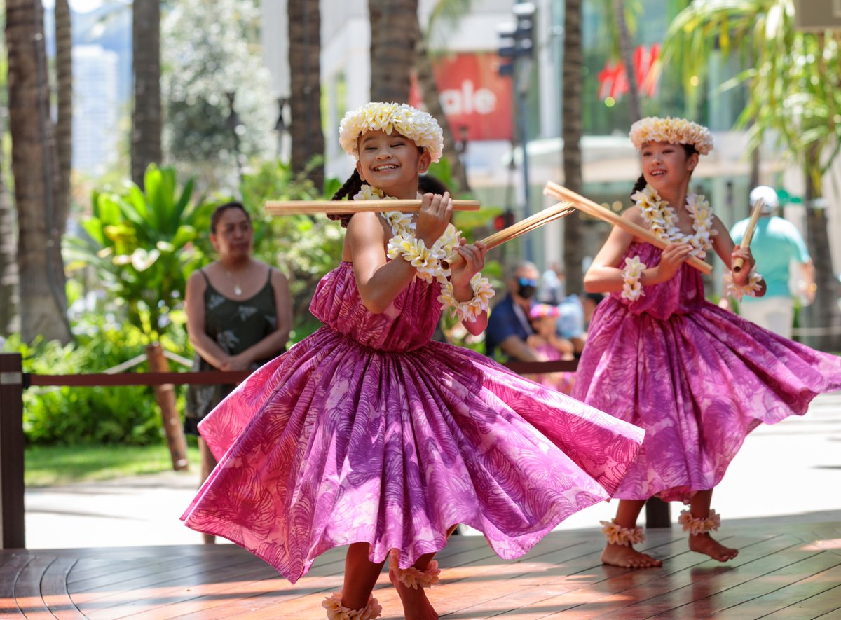 Enjoy complimentary cultural performances in The Royal Grove every Tuesday - Saturday from 5:30 pm - 6:30 pm! Seating is on a first come first serve basis.
