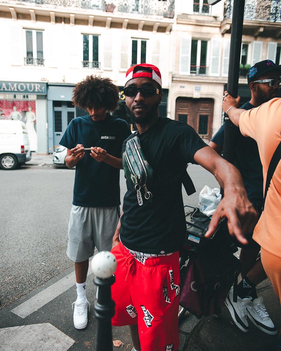 Jeudi je suis allé shooter au pop-up store <a href="/ArteAntwerp/">Arte Antwerp</a> x <a href="/667Officiel/">667 Ekip Officiel</a> à l’occasion de leur collaboration🪡🏴‍☠️
S/o <a href="/freezecorleone/">FREEZE D. CORLEONE</a> <a href="/ZuuKou667/">Zuukou Mayzie le bg 667</a> <a href="/667SlimC/">Slim C 667</a> <a href="/tsarnoir667/">OSIRUS JACK</a> #667ekip 
Le reste des photos sur mon insta « ocholvnd » ⚒