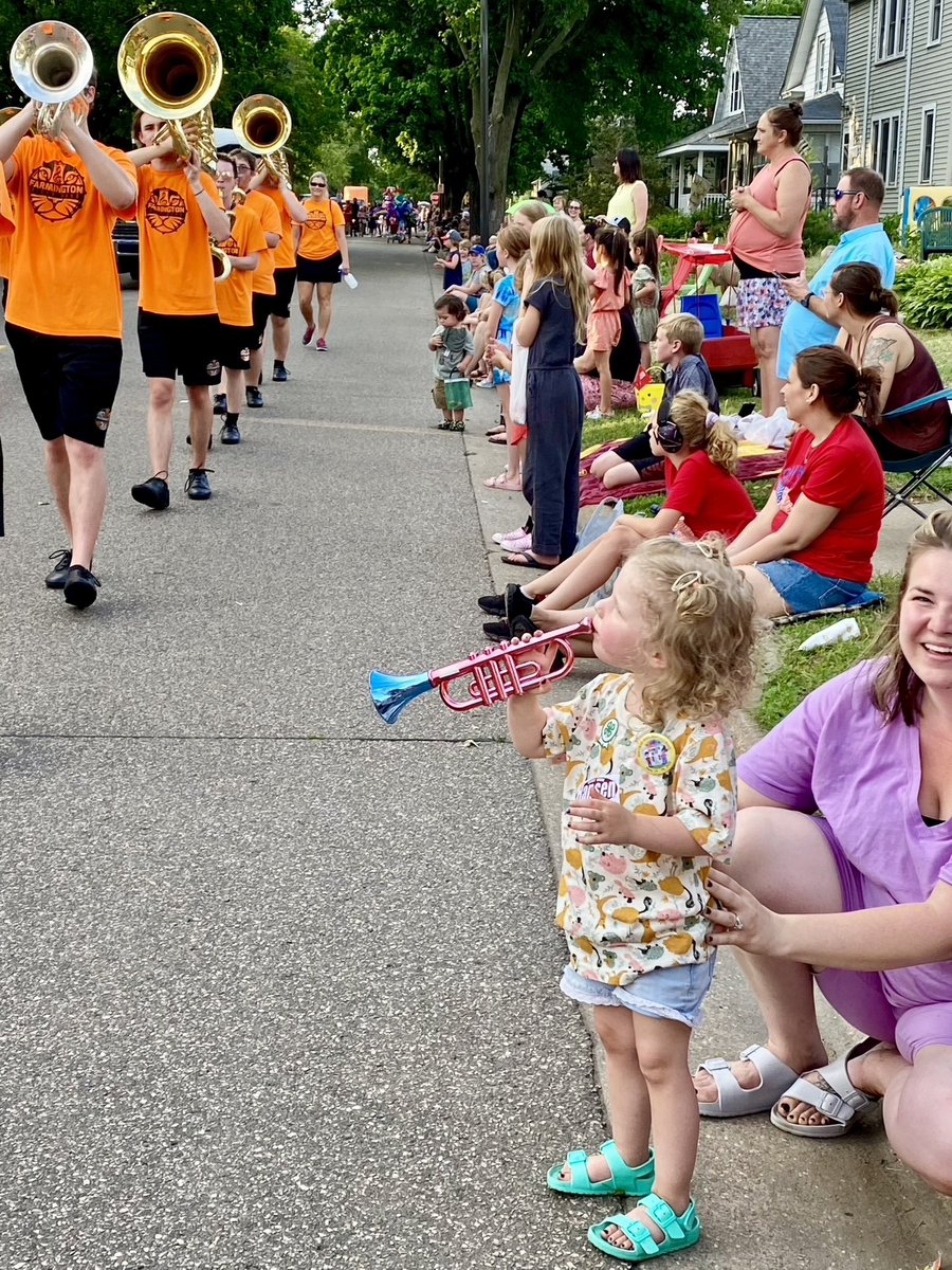 FHSTigerBand1's tweet photo. What a great parade, South St. Paul! Also, we talk a lot about #legacy & that folks are always watching our actions; but how about these future band members playing along!? 🧡
Join us in FARMINGTON Sunday at Noon for #DewDays !
#WeAre192 #TheBandAlwaysWins
@tigerfarmington https://t.co/gTKpwQ8mlM