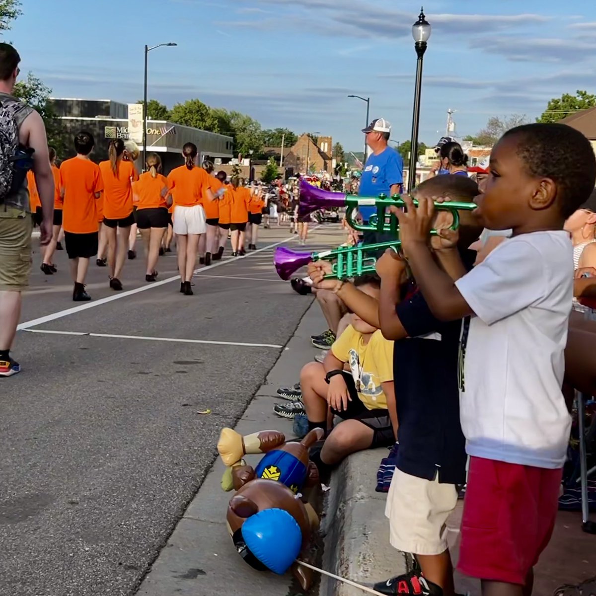 FHSTigerBand1's tweet photo. What a great parade, South St. Paul! Also, we talk a lot about #legacy & that folks are always watching our actions; but how about these future band members playing along!? 🧡
Join us in FARMINGTON Sunday at Noon for #DewDays !
#WeAre192 #TheBandAlwaysWins
@tigerfarmington https://t.co/gTKpwQ8mlM
