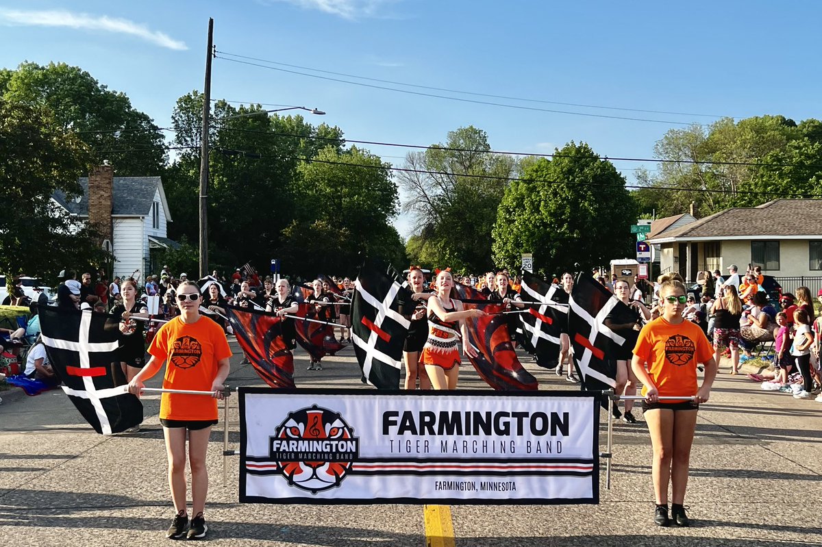 FHSTigerBand1's tweet photo. What a great parade, South St. Paul! Also, we talk a lot about #legacy & that folks are always watching our actions; but how about these future band members playing along!? 🧡
Join us in FARMINGTON Sunday at Noon for #DewDays !
#WeAre192 #TheBandAlwaysWins
@tigerfarmington https://t.co/gTKpwQ8mlM