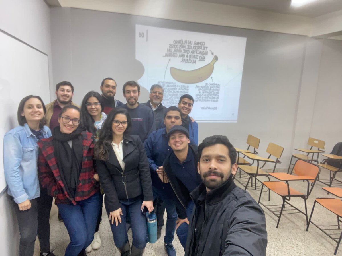OxiliaVictorio's tweet photo. Éxitos futuros Ingenieros en Energía! Examen final de Tecnología Nuclear 2022 IEN-FP Universidad Nacional de Asunción. Una gran felicidad para mi haber contribuido para la formación de estos excelentes jóvenes paraguayos! De fondo: la banana radiactiva K-40! https://t.co/b72BTe3fdV