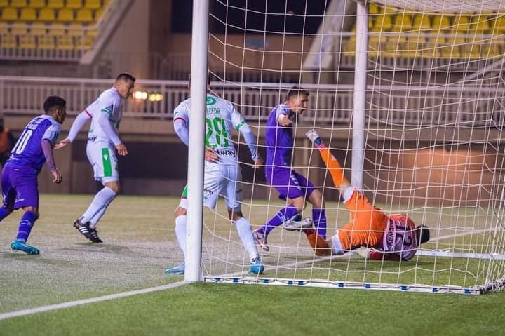 En un par de días, la <a href="/ANFPChile/">ANFP</a> se enterará (con la transmisión de <a href="/TNTSportsCL/">TNT Sports Chile</a> ) de esta otra gran belleza del arbitraje chileno.
En la Copa Chile, el SAU quedó eliminado por un gol ante Audax y Garay no cobró este tanto lila, ni tampoco una clara mano penal de <a href="/audaxitaliano/">Audax Italiano</a>🤭