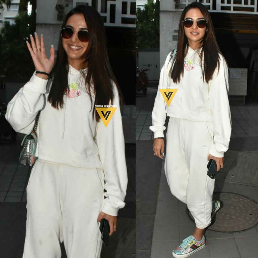 #JasminBhasin Spotted in Bandra 😍🔥📸

<a href="/jasminbhasin/">Jasmine bhasin</a> <a href="/viralbhayani77/">Viral Bhayani</a> bit.ly/39R5lYx