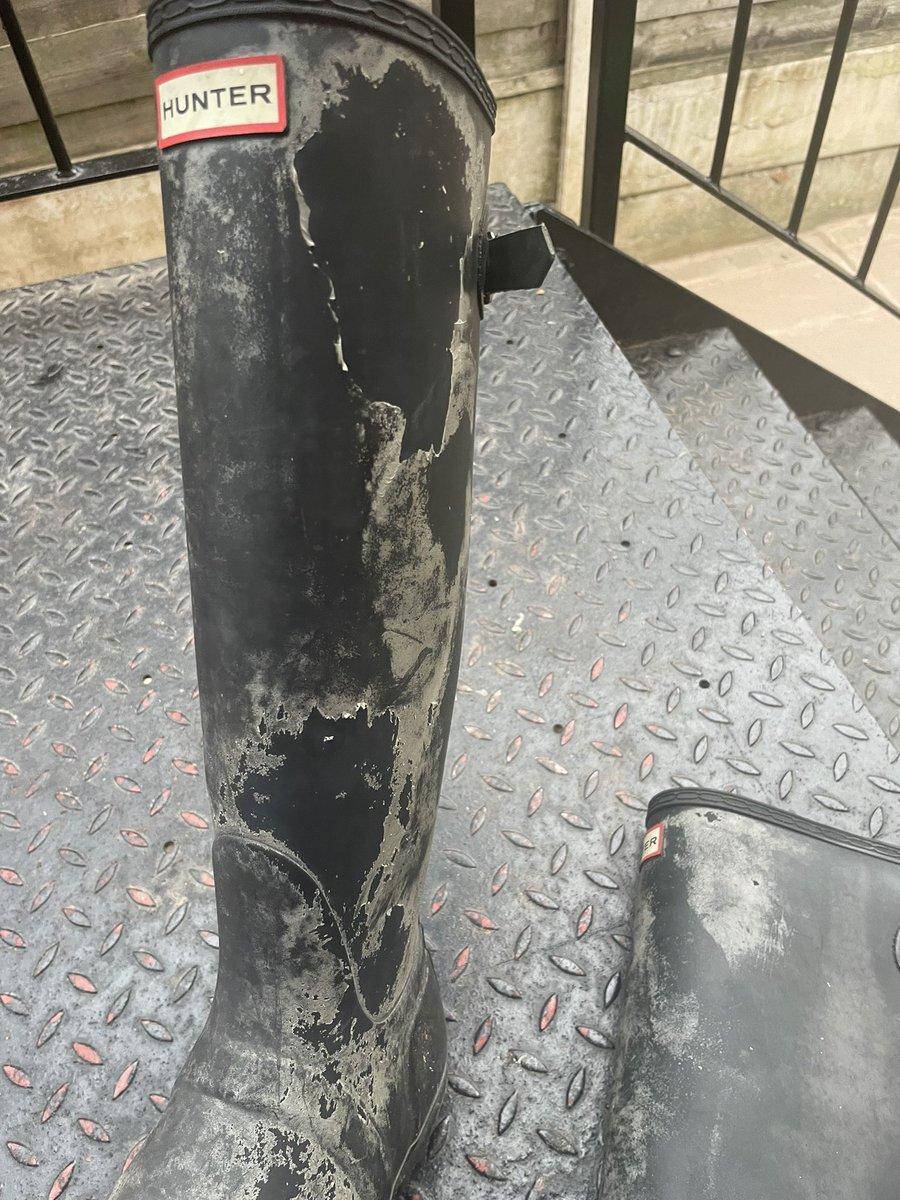 Ericameagher's tweet photo. Worn only on soggy days on the school run, carefully looked after, and now my @HunterBoots are inexplicably peeling. The whole surface is lifting off. I don’t like to be an old boot about this, but for £125 I didn’t expect to be hanging up these up yet 😢 https://t.co/Ph1iRW9fOj