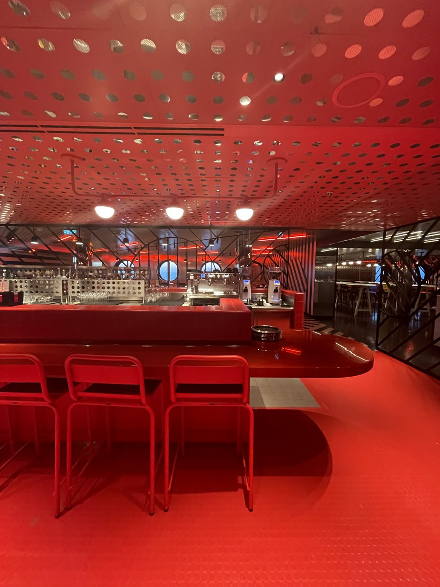 n0cruisecontrol's tweet photo. The Red Bar, The perfect spot for pre dinner drinks on Scarlet Night! You'll find the Red Bar inside the Razzle Dazzle restaurant... and its often quite quiet! Cheers! #virginvoyages #theredbar #cruiseship #cruisevlogger @VirginVoyages https://t.co/Vyyd2tfZZ7