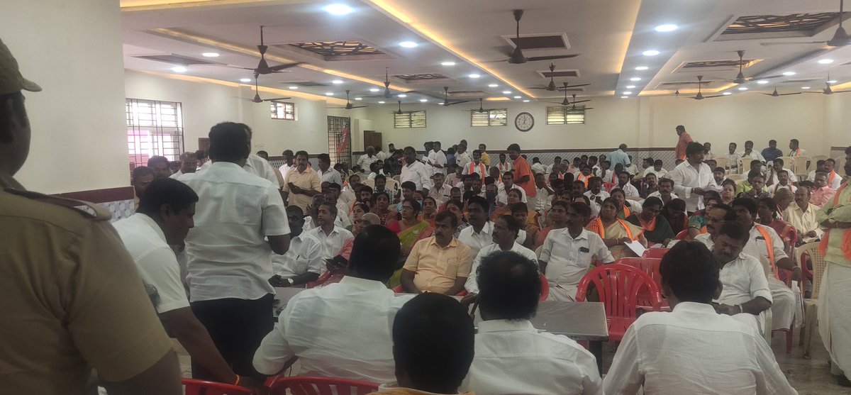 AnandLithesh's tweet image. பாரதிய ஜனதா கட்சியின் ஓபிசி அணி மாநில பொது செயலாளர் திரு. சூர்யா சிவா அவர்கள் மீது பொய் வழக்கு போட்ட விடியா அரசு திமுக வை கண்டித்து  இன்று திருச்சியில் நடைபெற்ற மாபெரும் போராட்டத்தில் கலந்து கொண்டு கைது செய்யப்பட்டு மண்டபத்தில் அடைக்கப்பட்டாம் ...
💪💪
எதற்கும் அஞ்சோம் 💪💪