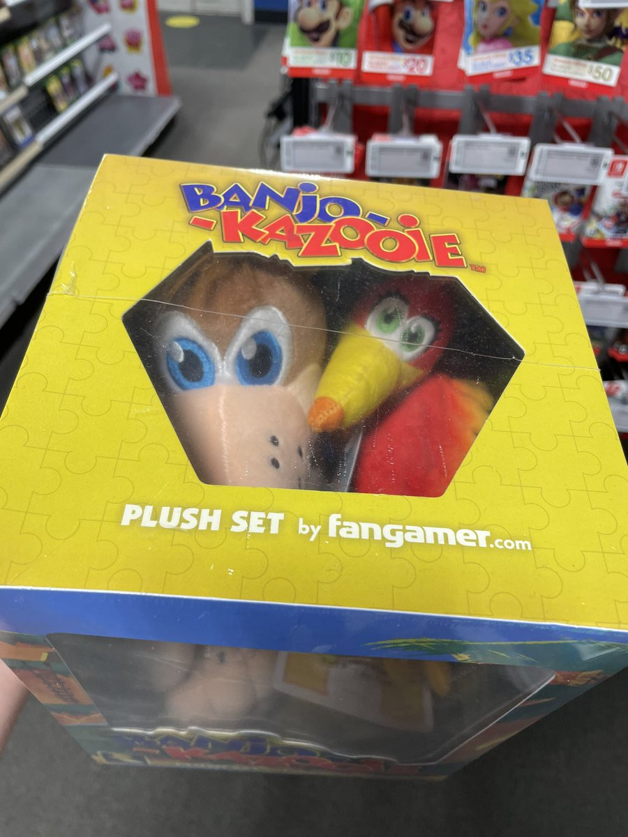 _MattStrong's tweet image. This is a thing in Best Buy, New York 😍 #banjokazooie #banjomonth