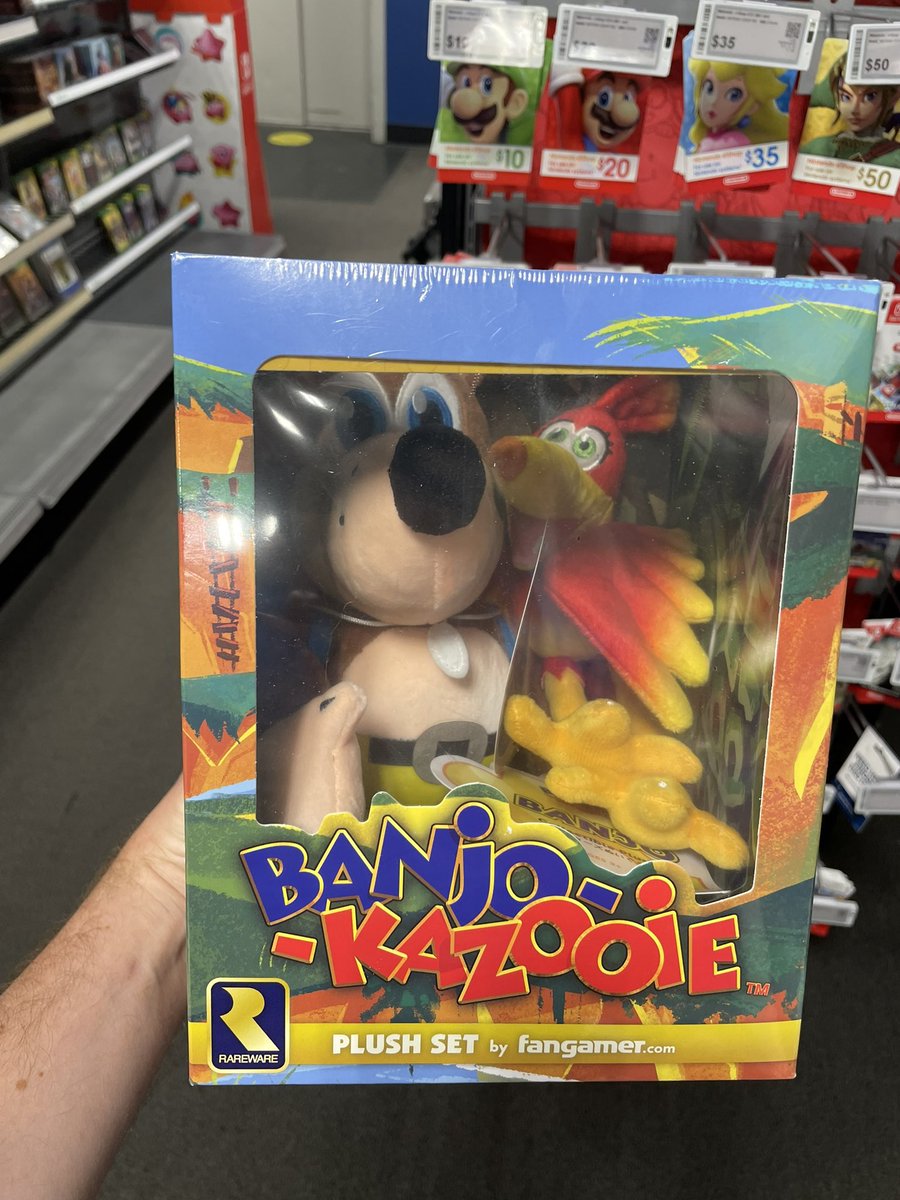 _MattStrong's tweet image. This is a thing in Best Buy, New York 😍 #banjokazooie #banjomonth