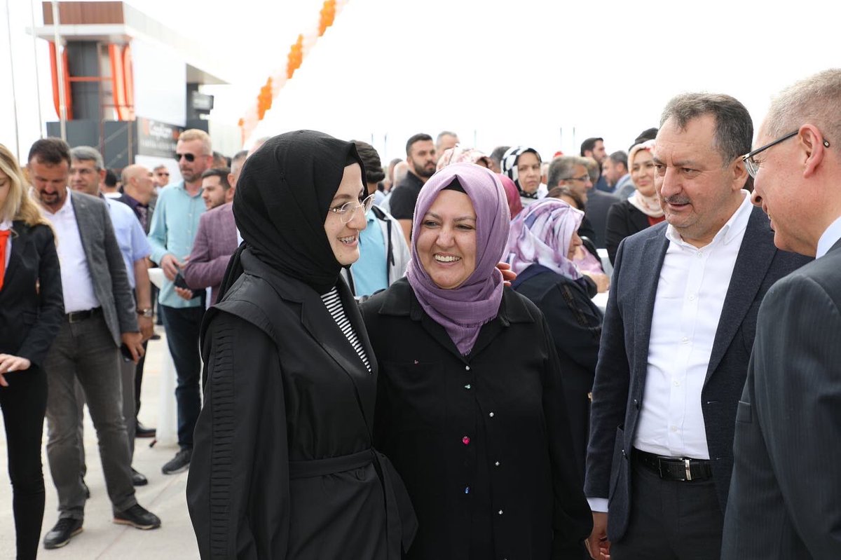 MeralBozoglu's tweet photo. “Çırağı olmadığınız işin ustası olamazsınız” fikri, baba rehberliği, ana duası, kardeş beraberliği, aile desteği, azim ve gayretle hayalleri aşan başarı hikâyesiyle #CapilonMobilya #Akyurt’taki fabrikası başta @AKPURSAKLAR Bşk.V. @ibrahim_kopan’a ailesine, ülkemize hayırlı olsun. https://t.co/IrBIiMqENv