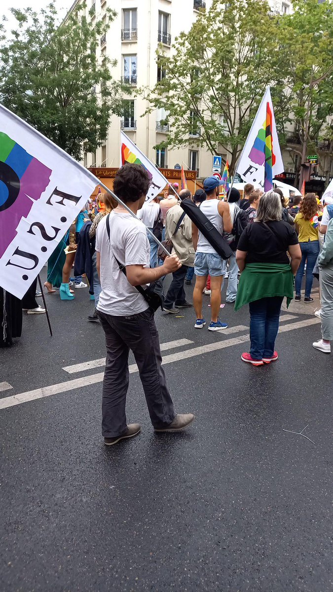 SNESPARIS's tweet photo. Le SNES-FSU Paris aux côtés de @olivier_lelarge à la #MarcheDesFiertes l'année des 20 ans de la création du groupe LGBT du SNES-FSU. Le combat syndical contre les LGBTIphobies continue ! https://t.co/fW8DT6YSMh