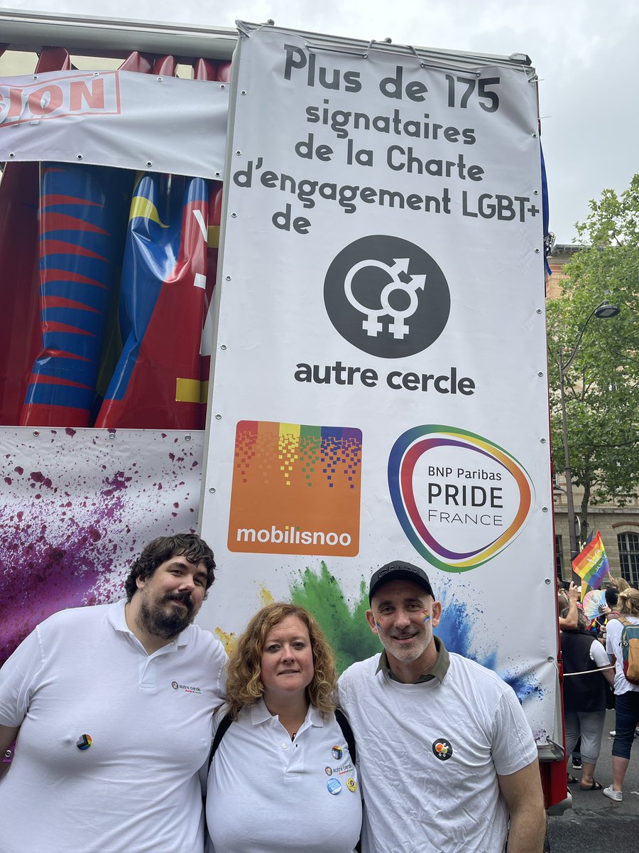 DenisTriay's tweet photo. @AutreCercle est prêt pour le départ de la Marche des fiertés de @Paris avec ces adhérent-es et nos ERG partenaires @PRIDEBNPP @Mobilisnoo pour célébrer la richesse de toutes les diversités. 🏳️‍🌈🏳️‍⚧️🏳️‍🌈.

Merci à toute l’équipe @AuroreFrsy @FlorianBaratte1 @BenjaminVodant https://t.co/D12iscHDBA