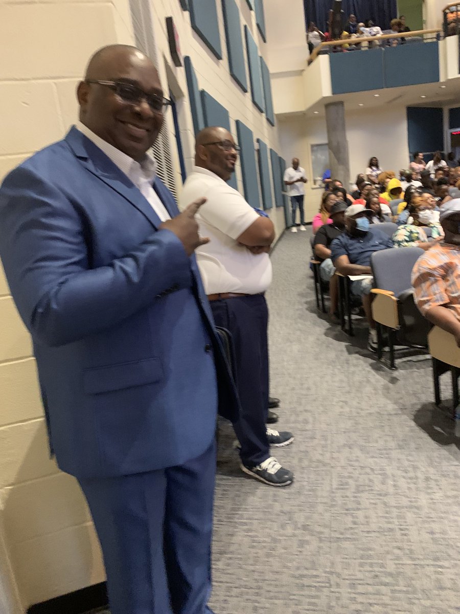 AlbanyStatePrez's tweet photo. VPs Lindsay and Fleming waiting on Nee Student Orientation. #ASUStrong #LoveOurStudents https://t.co/hEgnHfAjSZ