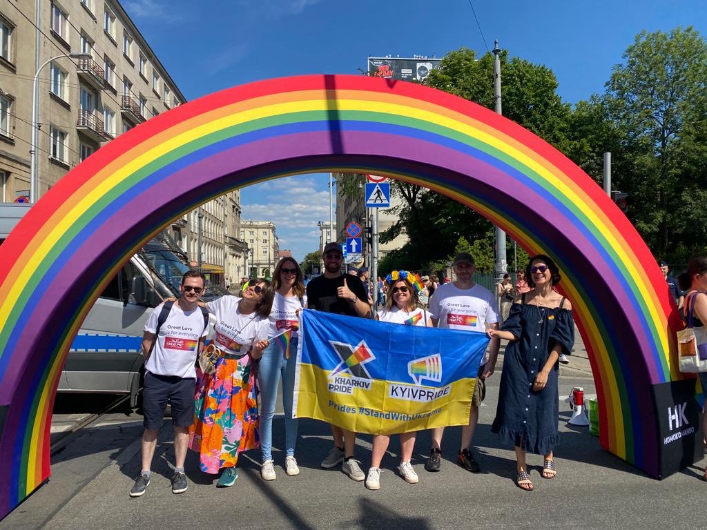 Lord Herbert, UK Prime Minister’s Special Envoy on LGBT+ Rights, and British Embassy Kyiv team at today's joint #WarsawPride #KyivPride in Warsaw for peace and freedom, and against the brutal Russian invasion of Ukraine. 🇬🇧🇺🇦🏳️‍🌈 1/2