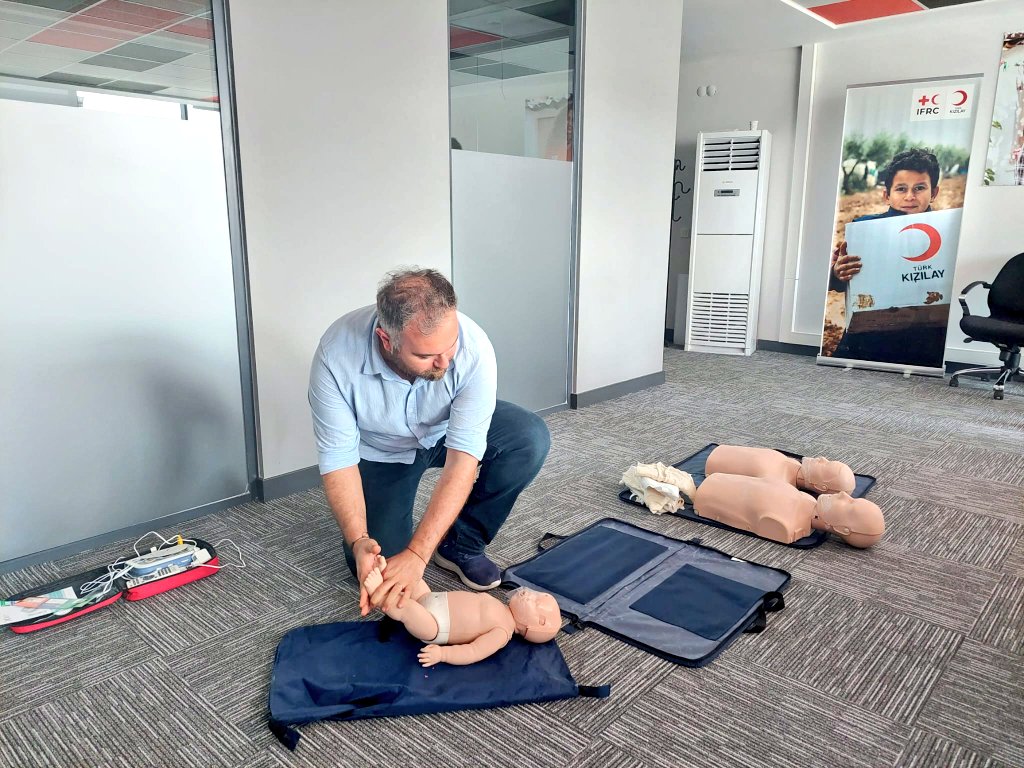 elif_elift's tweet photo. .@ifrc Türkiye Delegasyonu Çalışanlarına ilk yardım eğitimini .@Kizilay olarak sağlıyoruz.
#İlkYardımHayatKurtarır
Staff of .@ifrc Turkey delegation had First Aid Training by .@RedCrescent specialists.
#FirstAidSaveLife https://t.co/tlbcCoaM7C