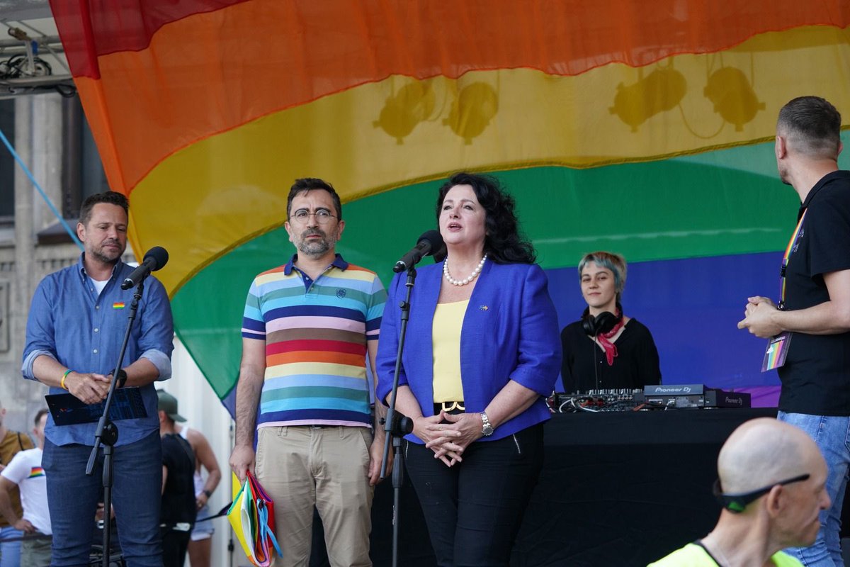 No-one is safe until all of us are.

I dedicated my speech at #WarsawPride #KievPride to the victims of the suspected terrorist attack on the eve of #OsloPride.

1 min of silence was also held.

We must do more to make the European region an #LGBTIQfreedomzone.

 #UnionOfEquality