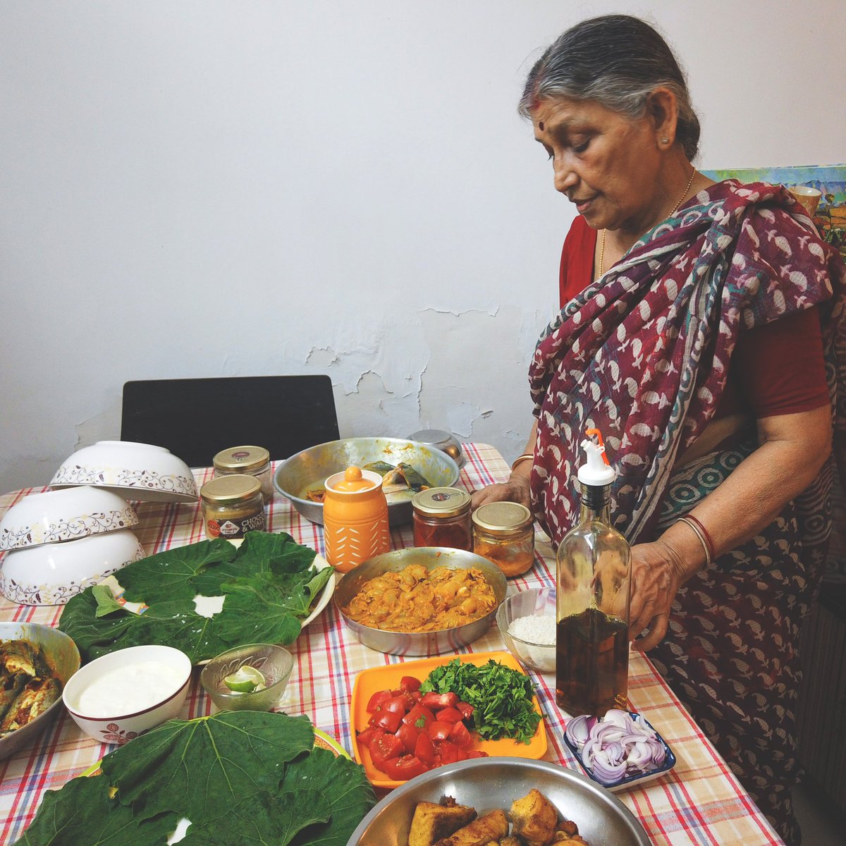 Lifeinabowl's tweet image. In Bengal, some of the most profound relationships of life, like birth, death and marriage, are forged over fish. If ‘Fisheterian’ ever became a category between vegetarian &amp;amp; non-vegetarian in a restaurant; you best believe there’s a Bengali behind it.

#lifeinabowl #kolkatadiary