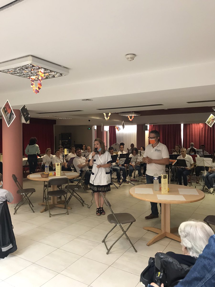 Après deux année sans pour cause d’épidémie, l’Ehpad du Rouvray était très heureux de pouvoir organiser ce samedi son traditionnel barbecue avec les résidents et leurs familles. Au programme : orchestre, danses africaines et bien sûr grillades ! Une journée très sympathique !