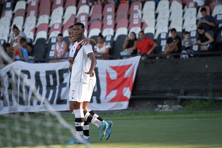 vascobase's tweet photo. Rayan convoca torcida para final da Copa do Brasil Sub-17

 👉🏻 https://t.co/m42mK39kLc

📸 Matheus Lima/Vasco

#BaseForte #MeninosDaColina #RaizESerVasco https://t.co/tsVksFJBxA